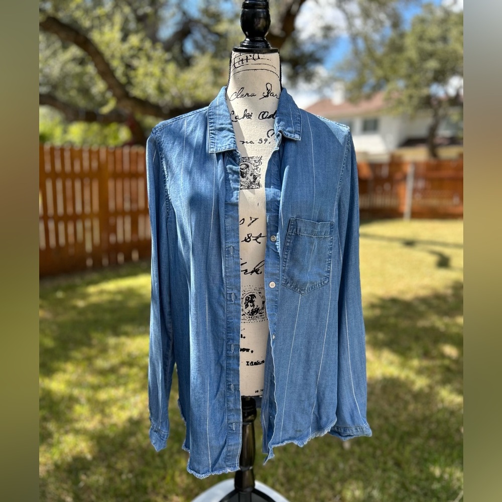 Bella Dahl chambray button down with silver stripe detail Size Large